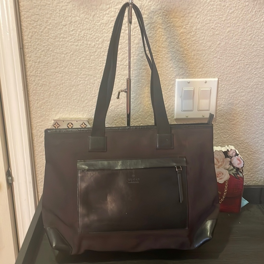 August Gucci Tote zipper closure